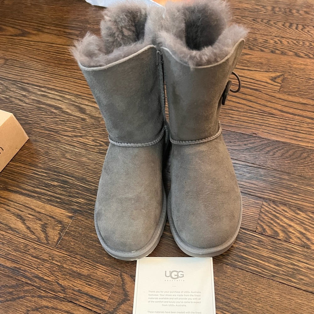 Ugg Bailey Button Size 5 - image 2